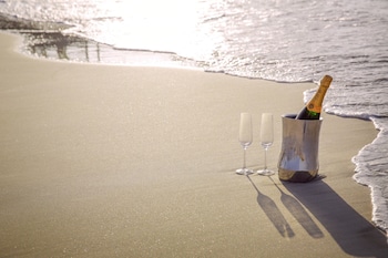 Am Strand, Liegestühle, Sonnenschirme, Strandtücher