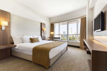 Ropa de cama de alta calidad, minibar, caja fuerte