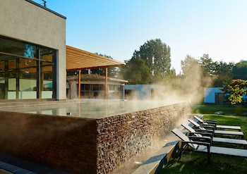 Innenpool, Außenpool, Sonnenschirme, Liegestühle