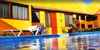 Una piscina al aire libre