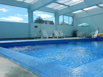 Una piscina cubierta