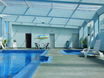 Una piscina cubierta