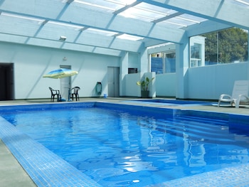 Una piscina cubierta