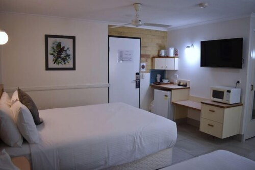 1 quarto, cofres nos quartos, escrivaninha, cortinas blackout