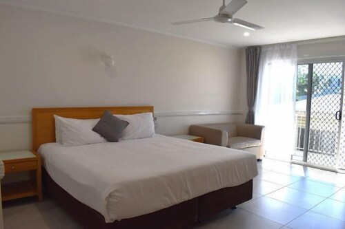 1 quarto, cofres nos quartos, escrivaninha, cortinas blackout