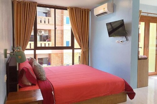 Desk, blackout curtains, free WiFi, bed sheets