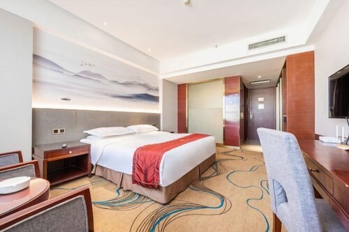 Minibar, in-room safe, alarm clocks