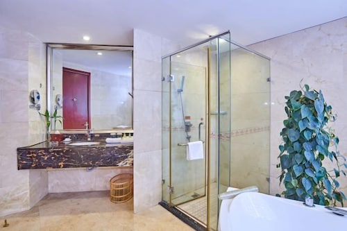 Bathroom | Free toiletries, hair dryer, bathrobes, slippers