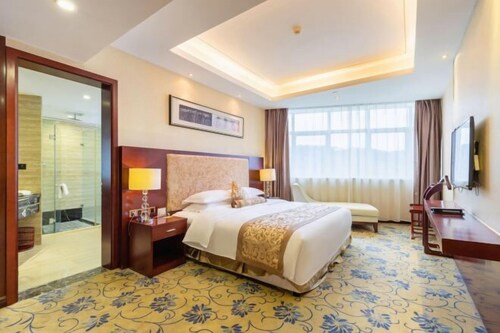 Hypo-allergenic bedding, minibar, in-room safe, desk