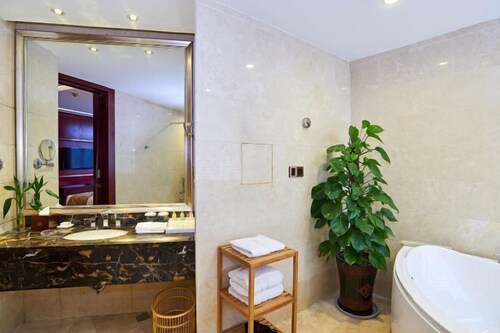 Bathroom | Free toiletries, hair dryer, bathrobes, slippers